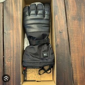 *NEW* North Face Heated Gloves with Charger